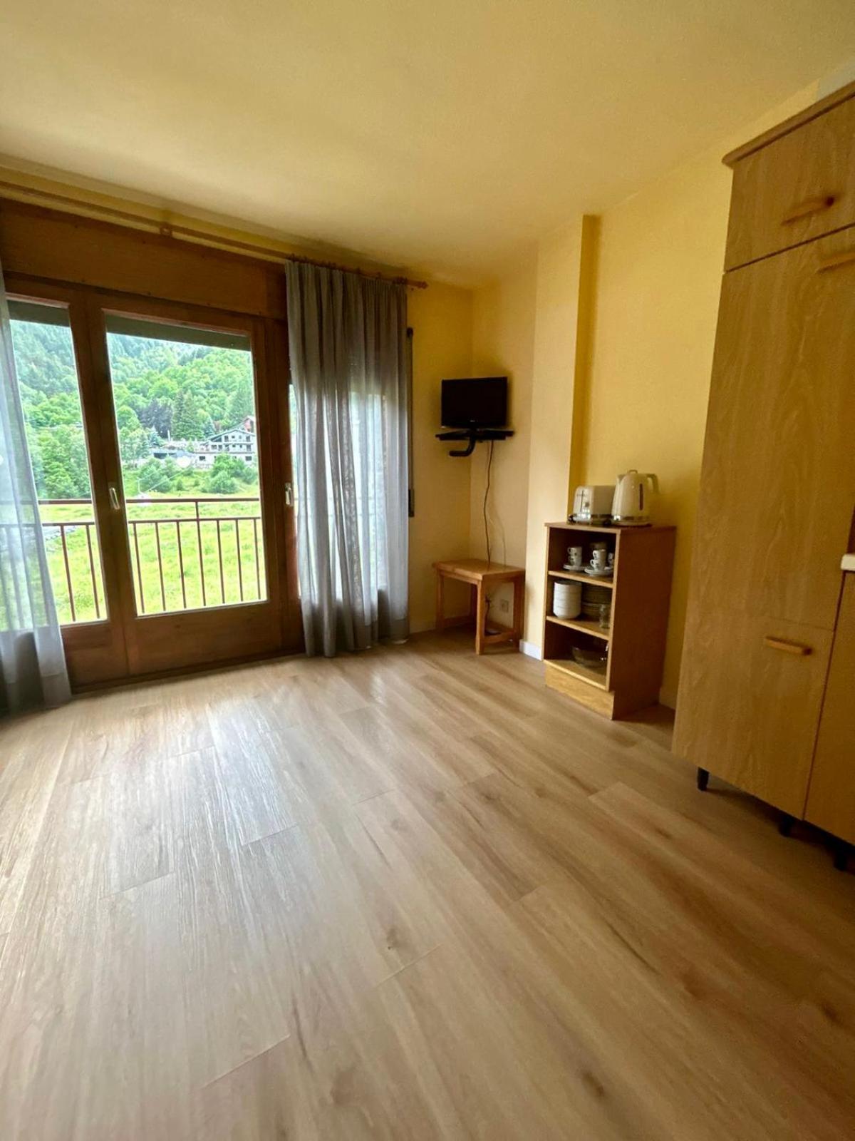 Apartamentos Turisticos Poblado Arinsal Bagian luar foto