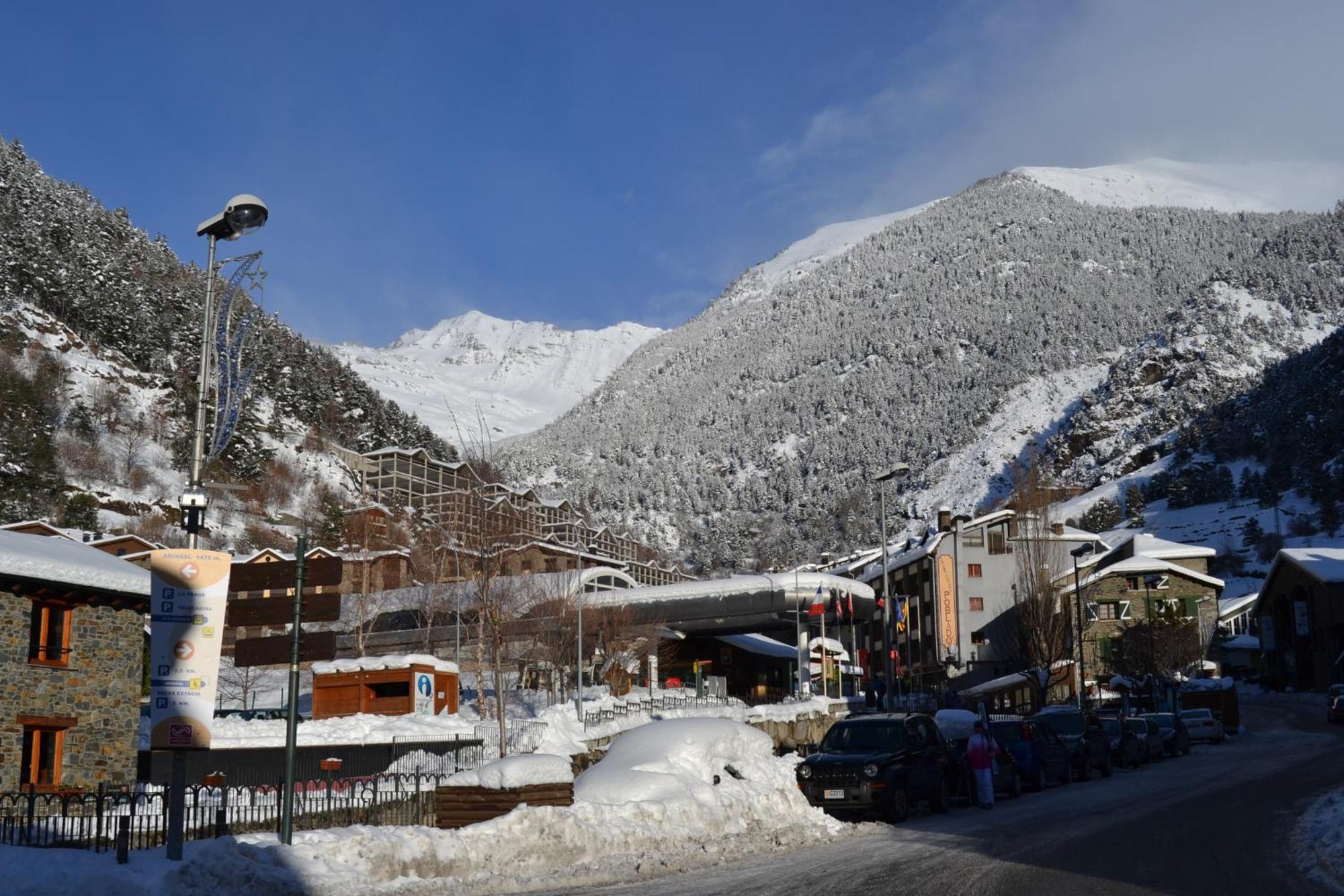 Apartamentos Turisticos Poblado Arinsal Bagian luar foto
